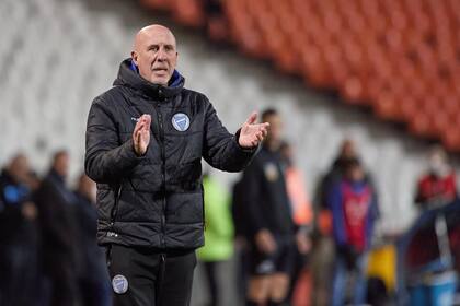 Daniel Oldrá, DT del Tomba, se mostró disconforme con la actuación de sus dirigidos varias veces