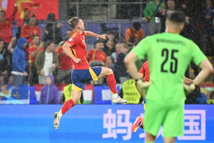 Daniel Olmo celebra el cuarto gol de España ante Georgia