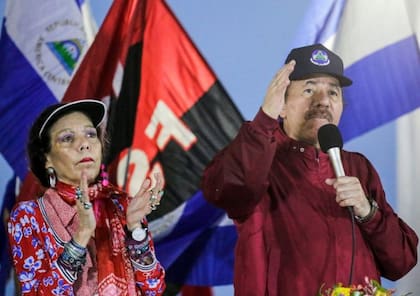 Daniel Ortega y Rosario Murillo gobiernan bajo las siglas del Frente Sandinista de Liberación Nacional (FSLN) y reclaman el legado de Sandino, mientras otros sandinistas represaliados por el régimen los acusan de traicionar las ideas del líder histórico e imponer una dictadura en Nicaragua.