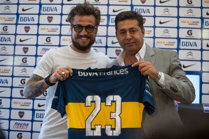 Daniel Osvaldo posa con su nueva camiseta número 23