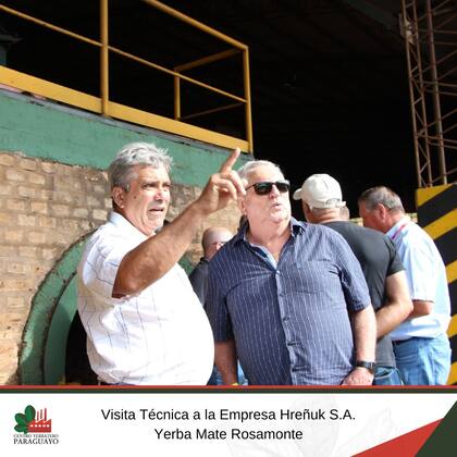 Daniel Oswald, titular del Centro Yerbatero Paraguayo (CYP) con Nelson Dalcomo, director "a cargo" del INYM, en marzo, en una visita de los paraguayos a las instalaciones de Rosamonte, en Apóstoles