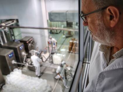 Daniel Paradiso supervisa la planta de producción de Helados Daniel, donde se elaboran miles de toneladas de helado al año. Queda en Garín y, desde ahí, se distribuye el producto, semanalmente, hacia los 78 locales de su marca.