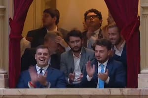 Daniel Parisini y Agustín Romo, aplaudieron a Javier Milei desde unos de los palcos de la Asamblea Legislativa