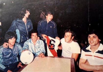 Daniel Passarella le regaló una camiseta a Vilas, hincha millonario