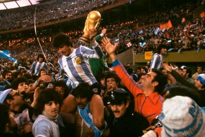 Daniel Passarella levanta la Copa del Mundo luego de derrotar a Holanda en Argentina 1978