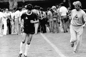 Daniel Passarella y un entrenamiento diferenciado en México 86; a su lado, el doctor Raúl Madero