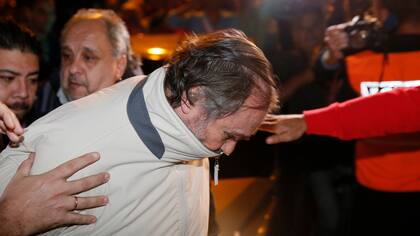 Daniel Perez Gadín saliendo de la comisaría de Palermo