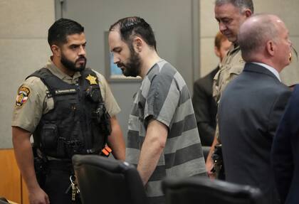 Daniel Perry regresa a su asiento después de ser sido sentenciado a 25 años por el asesinato de Garrett Foster, el miércoles 10 de mayo de 2023, en el Centro de Justicia Criminal Blackwell-Thurman, en Austin, Texas. (Jay Janner/Austin American-Statesman via AP, Pool)