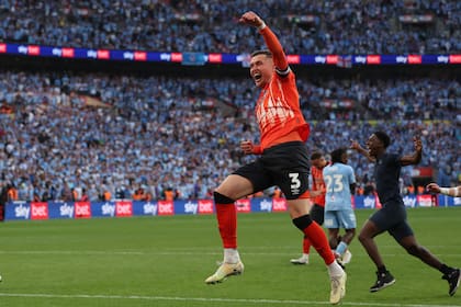 Daniel Potts encabeza el festejo de Luton Town, que ascendió a la Premier League con la victoria por penales sobre Coventry City en Wembley.