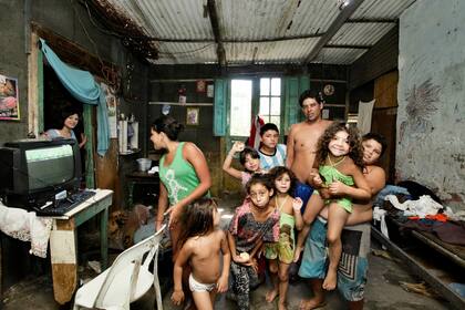 Daniel Quiñones junto a sus nueve hijos; los cuatro más chicos tienen plomo en la sangre