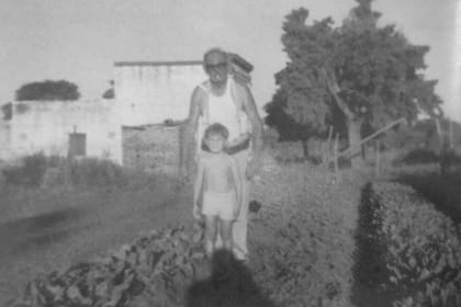 Daniel Ricart en la huerta junto a su abuelo