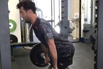 Daniel Ricciardo, en plena labor con las pesas en el gimnasio
