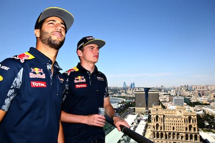 Daniel Ricciardo y Max Verstappen en Bakú, escenario en donde en 2018 protagonizaron un accidente siendo compañeros en Red Bull Racing