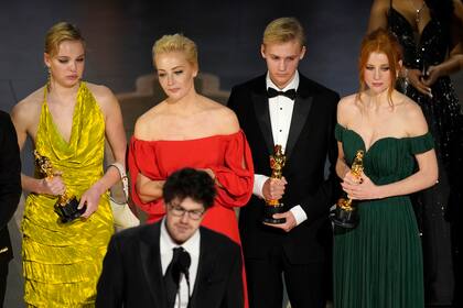 Daniel Roher y la familia de Navalny aceptan el premio al mejor largometraje documental en los Oscar el domingo 12 de marzo de 2023, en el Dolby Theatre de Los Ángeles.
