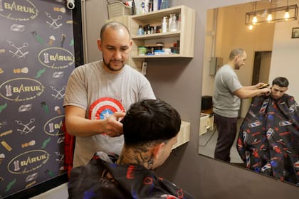 Daniel Santo en su barbería del barrio Olímpico; "gane quien gane, hay que seguir", dice sin quejarse