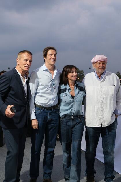 Daniel Saramaga, CEO de Patagonia Flooring, Iván de Pineda y la Leticia Rocco, diseñadora del departamento de Francis Mallmann en Experiencia Living.