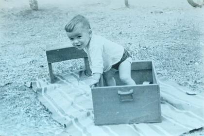 Daniel Saramaga, con apenas un año, entre objetos de madera con los que trabajaba su padre