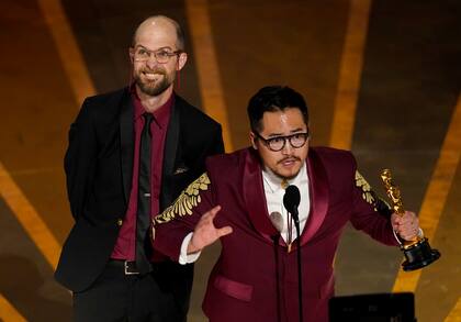 Daniel Scheinert y Daniel Kwan reciben el premio a mejor director