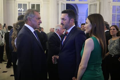 Daniel Scioli conversa con el ministro de Defensa y la periodista Cristina Pérez