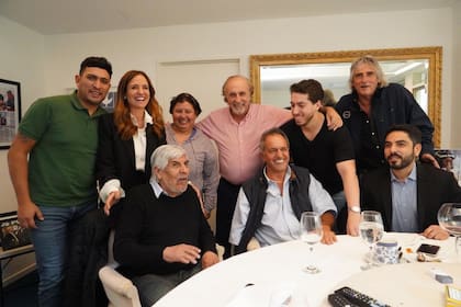 Daniel Scioli, en una reciente foto con Hugo Moyano y parte de su familia