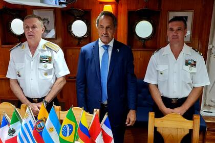 Daniel Scioli en una visita en Río de Janeiro a la Fragata Libertad