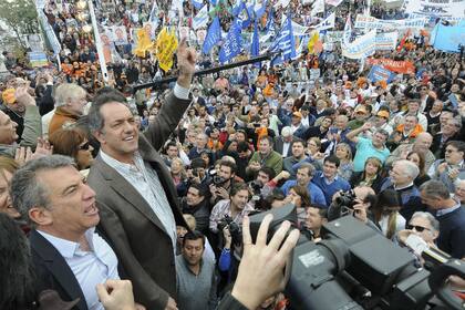 Sergio Urribarri junto a Daniel Scioli, cuando se definía la candidatura presidencial del peronismo en 2015