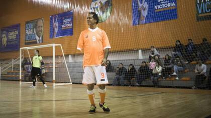 Daniel Scioli jugando al fútbol en el club que fundó, Villa La Ñata
