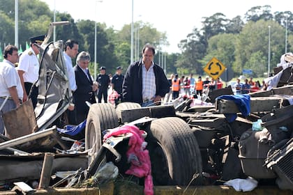 Daniel Scioli observa asombrado el dantesco escenario de los hierros retorcidos