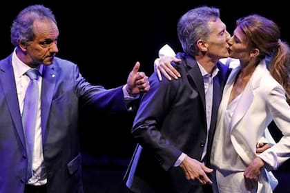 La imagen de Daniel Scioli saludando al público mientras Mauricio Macri se besaba con Juliana Awada, al final del debate presidencial del 16 de noviembre de 2015, fue una las principales fotos que quedaron de ese duelo discursivo