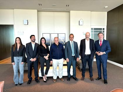 Daniel Scioli y Federico Sturzenegger se reunieron con el presidente de la Liga Española de fútbol para conversar sobre las Sociedades Anónimas Deportivas durante el 2024