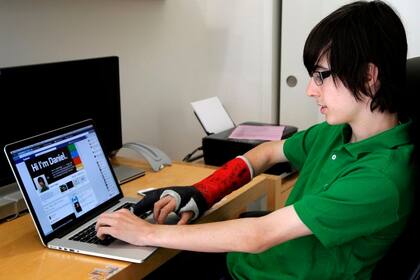 Daniel Singer, de 13, chequea su perfil de Facebook desde su casa en Los Angeles