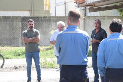 Daniel Succi, de SOEA, habla a los operarios en Renopack y Molinos Agro