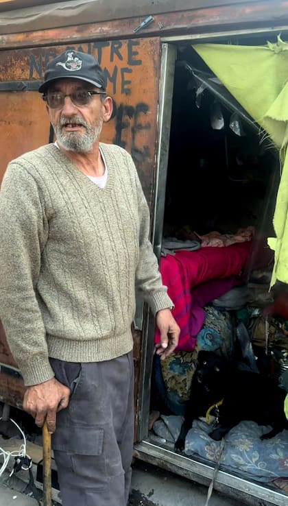Daniel tiene una discapacidad en las piernas pero recorre varios kilómetros por día para juntar cartones y otros materiales que después vende
