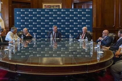 Daniel Tillard, en el centro, con ruralistas de la Mesa de Enlace de La Pampa