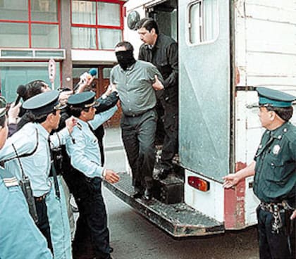 Daniel "Tractorcito" Cabrera, con el rostro cubierto, llega a los tribunales tras ser atrapado en Bahía Blanca