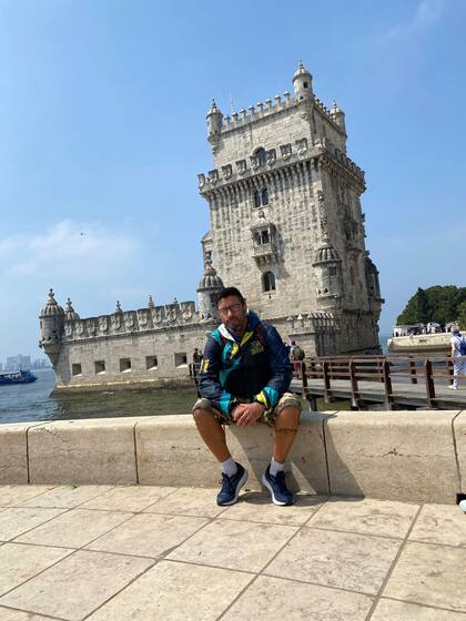 Daniel Vasquez, frente a la Torre de Belém, monumento icónico de Lisboa