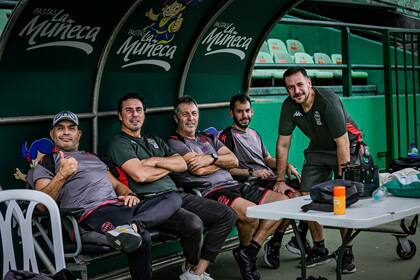 Daniel Vega, de remera verde, a su izquierda, Frank Kudelka. Ambos acompañados de su grupo de trabajo