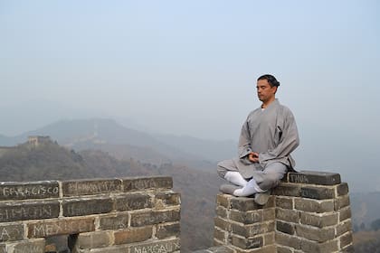 Daniel Vera meditando en la Muralla China, en uno de los tantos viajes al gigante asiático