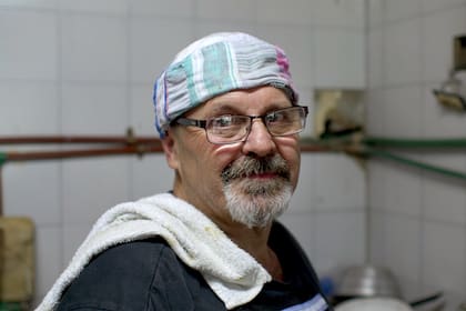 Daniel Vercellini cocina más de 15 ollas de 50 litros por día en Corazones Abiertos de Amalia