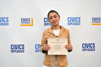 Daniel Victoria Barrios con el diploma de la academia Civics