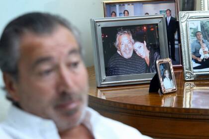 Daniel Vila en el living de su casa durante la entrevista con lanacion.com. Detrás, una foto junto a su pareja, la conductora Pamela David