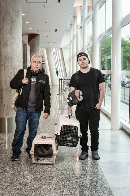 Daniel y Alejandro Castillo viajaron desde Nueva York, con destino San Juan, para visitar familia, y trajeron a sus gatitos