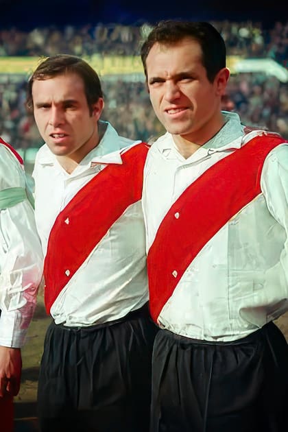 Daniel y Ermindo Onega compartieron River en una era de gran protagonismo pero poca cosecha para el club millonario; el hermano mayor falleció en 1979, por un accidente vial.