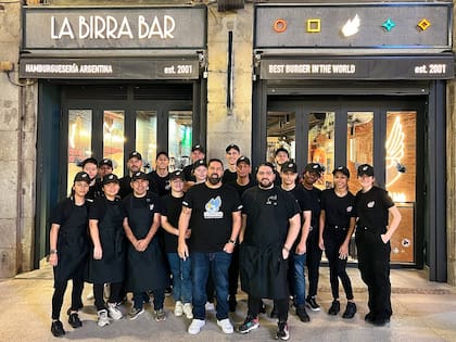 Daniel y Renzo Cocchia al frente junto al equipo de La Birra Bar en Madrid, en el local de Carrera de San Jerónimo