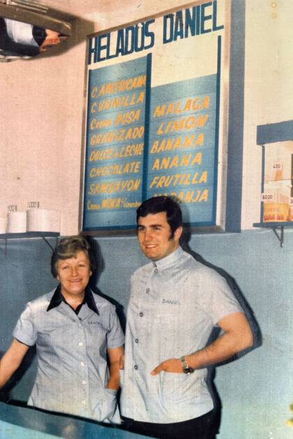 Daniel y su madre, a la espera de clientes, en los años 80. En esa época llegaron a rebuscárselas con mucha creatividad. A falta de materiales de cocina, usaban las ollas de la casa de la abuela de Daniel.