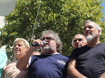 Daniel Yofra (Aceiteros) brindó el discurso en nombre del FreSU; a su lado, Abel Furlán (UOM) y Rodolfo Aguiar (ATE)