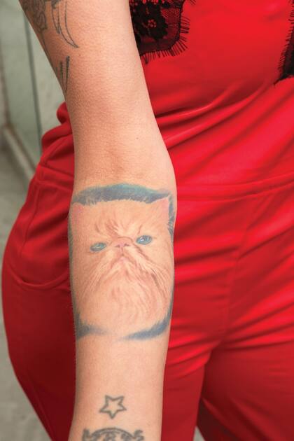 El tatuaje de Matute –su primer gato– que Daniela lleva “impreso” en uno de sus brazos