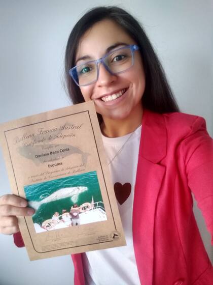 Daniela Baca Coria, una de los 1700 adoptantes de ballenas con el programa del ICB, junto con su diploma