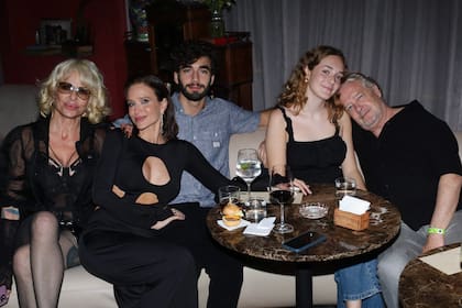 Daniela Cardone, Brenda, Junior Pisanú (hermano de la cumpleañera), Lola Pisanú y Rolando Pisanú (ex pareja de Cardone).