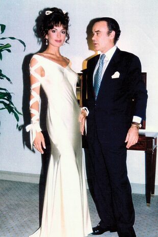 Daniela Cardone selló su amor con Rolando Pisanú el 28 de octubre de 1993, enfundada en un vestido de satén charmeuse color melón con los hombros al descubierto, con mangas que formaban cintas entrelazadas y remataban en un moño.
